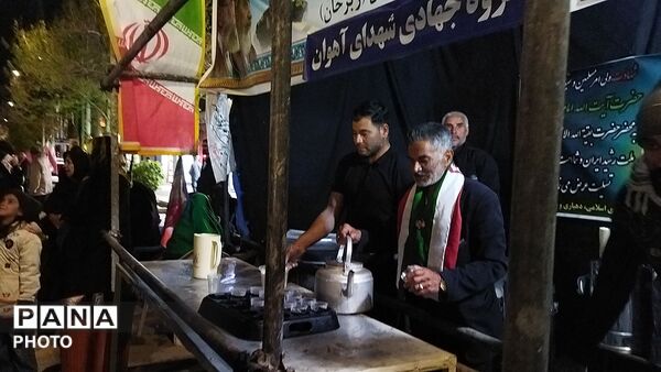 خیابان امام خمینی میزبان موکب های مردمی شد 