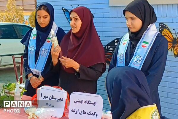 سه ایستگاه سلامت در زنگ تفریح  دبیرستان مهر نیشابور 