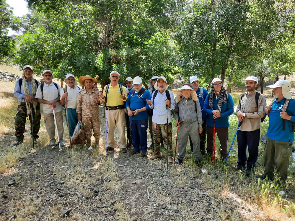 کوه‌پیمایی پیشکسوتان قم در آستانه سالگرد ارتحال حضرت امام(ره)
