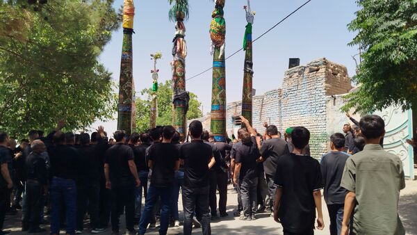 عزاداری ظهر  عاشورا در خیابان‌های شهر نیشابور 