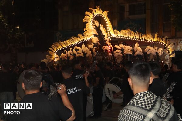 هیئت سینه‌زنی و زنجیرزنی در مسجد جامع نیشابور در شب عاشورا