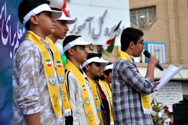 برگزاری آیین نمادین نواختن زنگ سپاس معلم در کرمانشاه