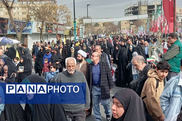 حضور اقشار مختلف مردم شهرری در راهپیمایی ۲۲ بهمن
