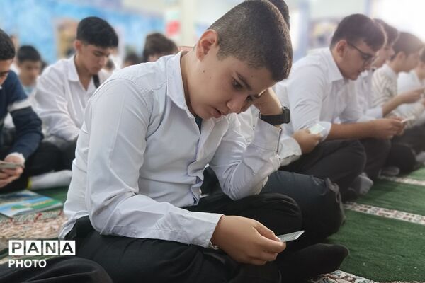 طنین زیارت عاشورا در دبیرستان نمونه دولتی شهدای علم و فناوری