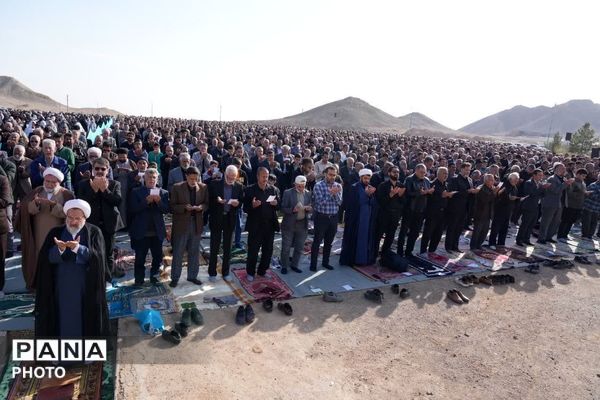شکوه حضور ابرکوهی‌ها در نماز جماعت عید سعید فطر