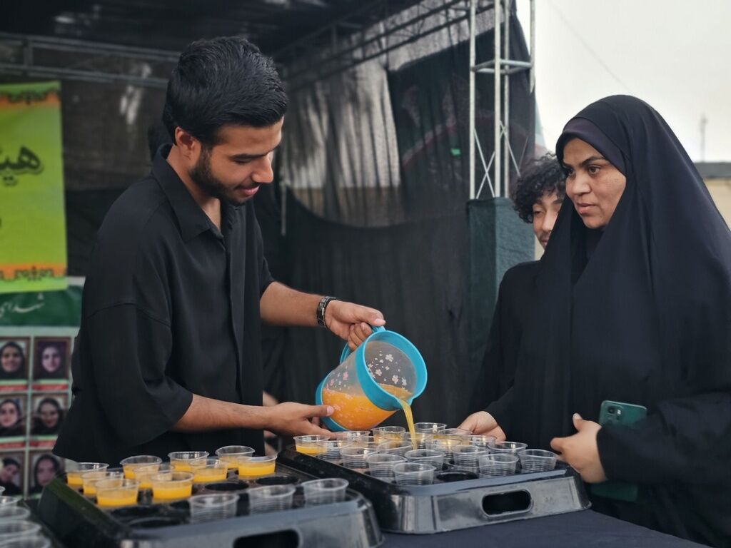 موکب سازمان دانش‌آموزی حاجی‌آباد؛ میعادگاهِ خدمت به جاماندگانِ اربعین