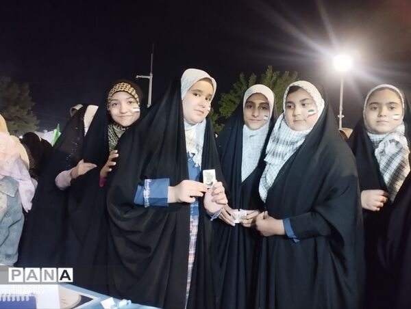 حضور بی‌نظیرفرهنگیان و دانش آموزان  و عموم مردم درمیدان امام خامنه ای 