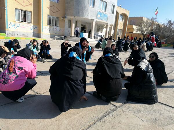 نواختن زنگ زلزله در دبیرستان کوشش شهرستان فاروج 