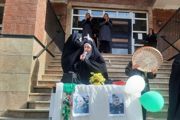 جشن ۲۲ بهمن در دبیرستان شهیدان اسماعیلی‌منش