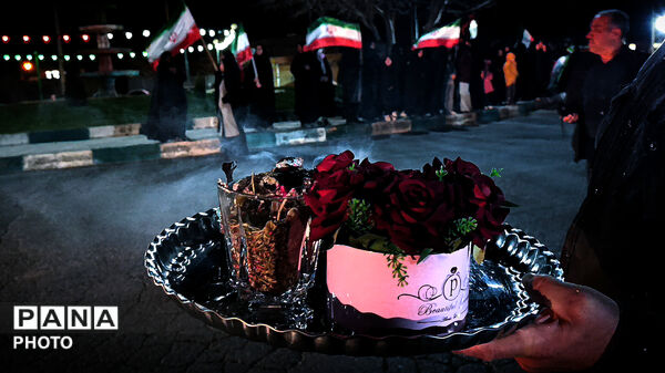 بدرقه پیکر دومین شهید شهرستان بروجن در جنگ رمضان بر روی دستان مردم 