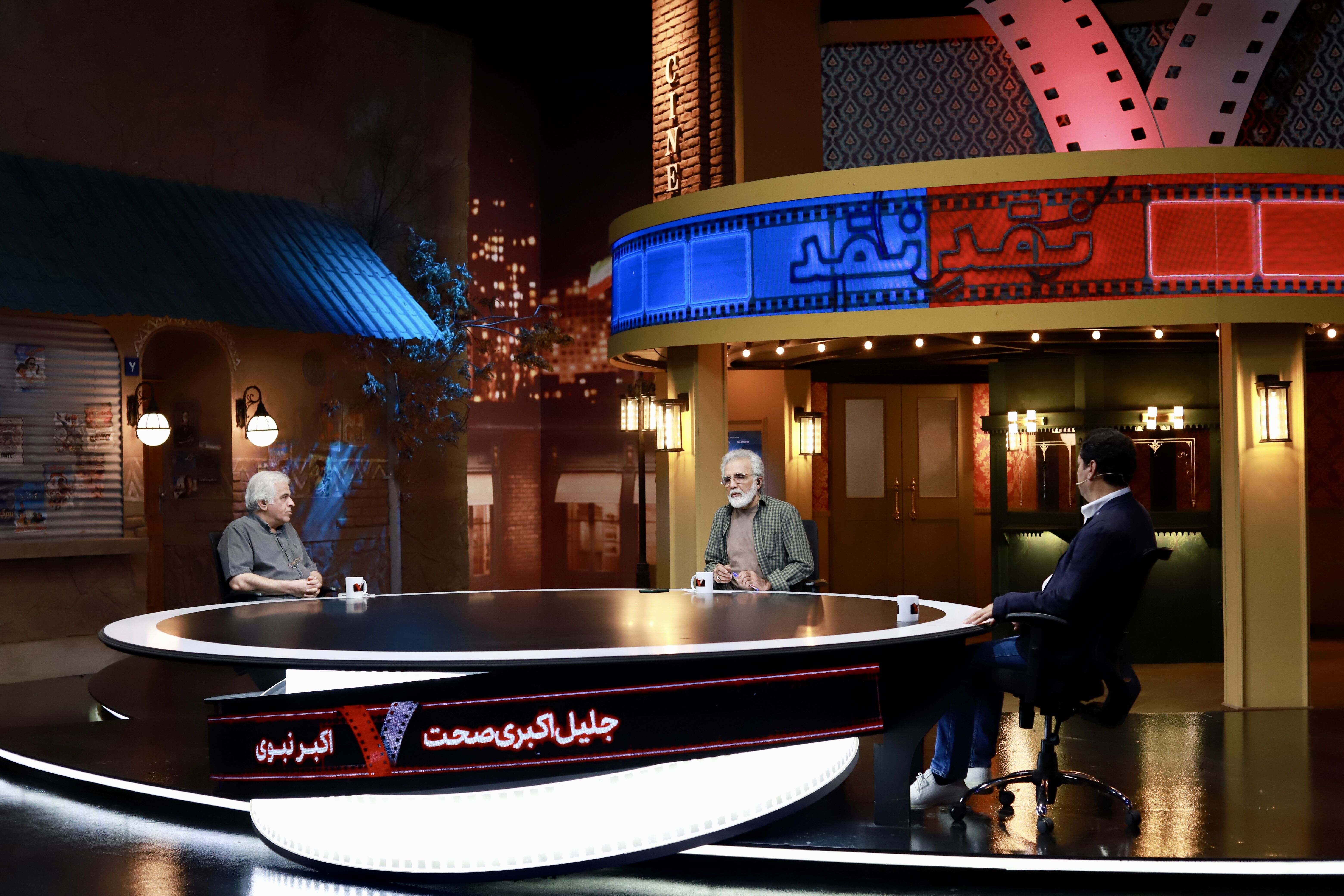 فضای نقد و گفتمان را بسته اند