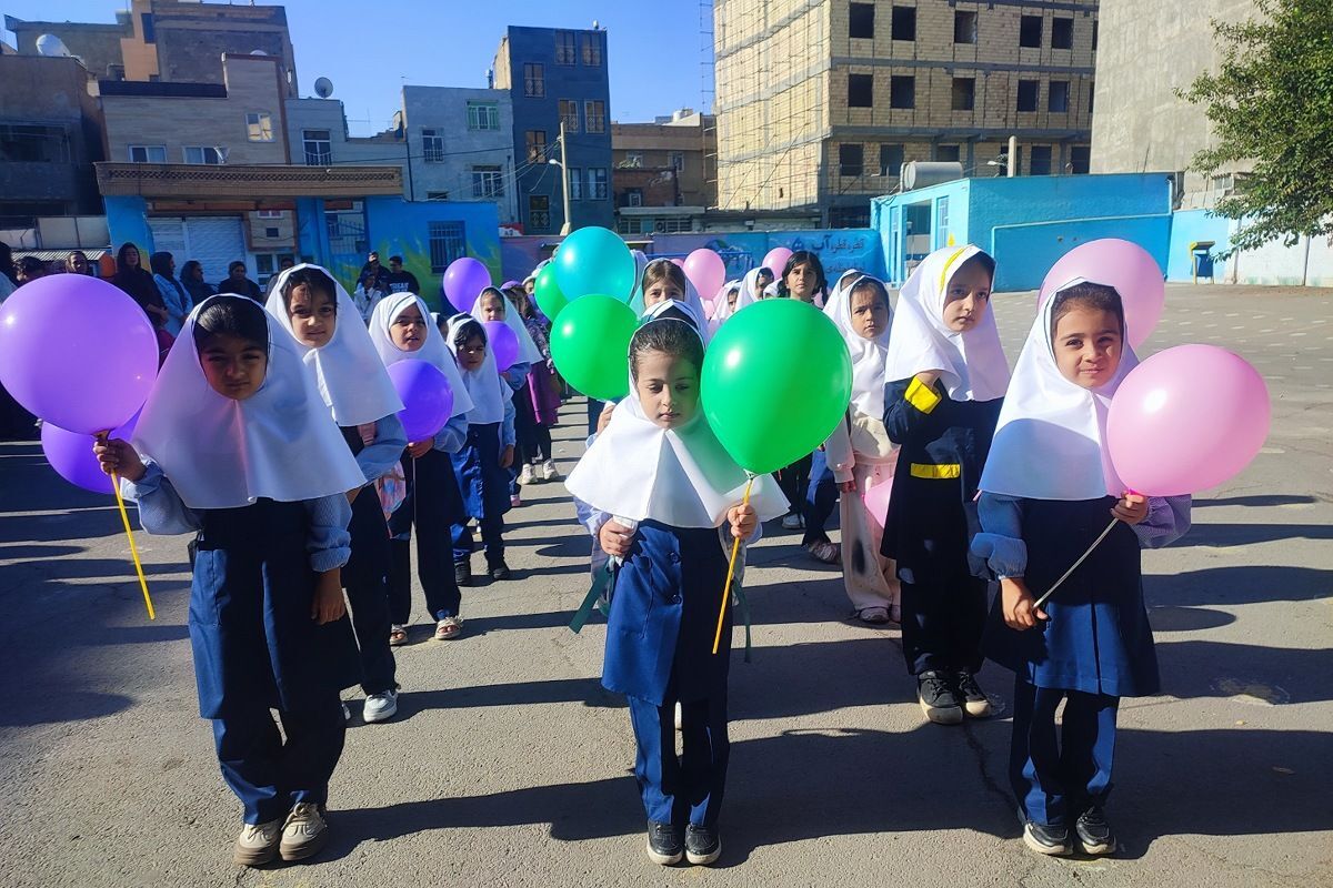 جشن شکوفه‌ها در مدارس هدی و شهید معظم شهرستان قدس با یاد دانش آموزان میناب 