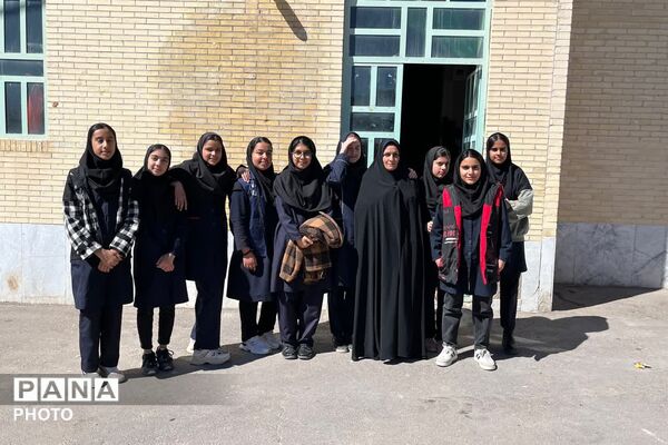 تصویر بندگی دانش‌آموزان در ماه خدا