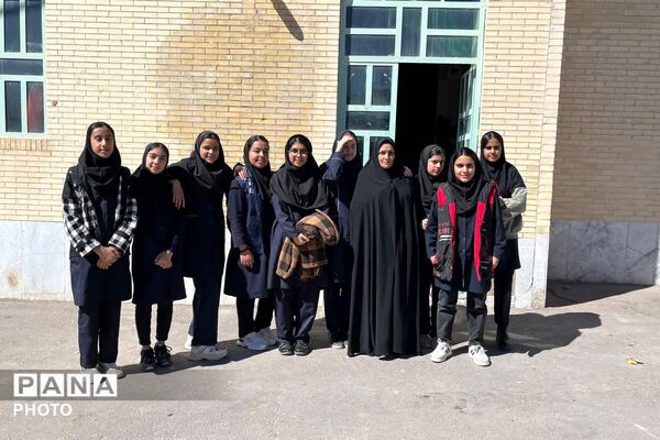 تصویر بندگی دانش‌آموزان در ماه خدا