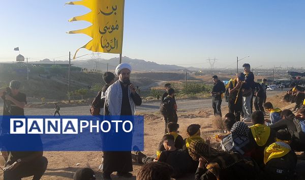  کاروان زائرین پیاده دانش‌آموزی در نیشابور