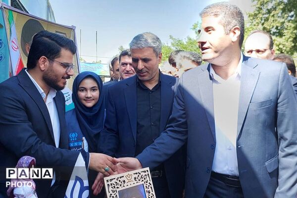 تقدیر از دانش‌آموزان برگزیده پویش‌های کانون نیایش منطقه ۶ در آیین افتتاحیه پایگاه‌های تابستانی
