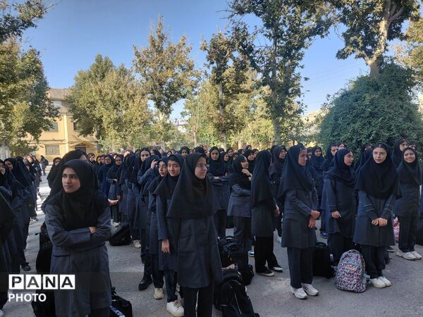 نواختن زنگ مهر در دبیرستان نمونه محبوبه محبی