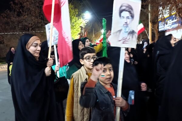دهه نودی‌ها همچنان ایستاده اند