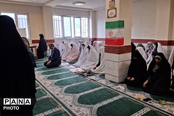 گفت‌وگوی صمیمانه و اقامه نماز جماعت در مدرسه متوسطه دوم حضرت مریم(س)