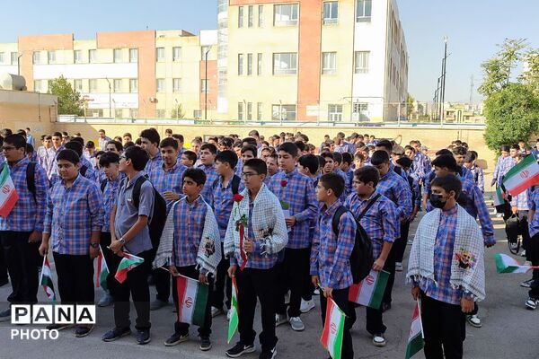 آیین بازگشایی و گرامیداشت هفته دفاع مقدس در دبیرستان علوم و معارف صدرا شیراز