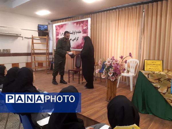 گرامیداشت هفته نیروی انتظامی در دبیرستان فرزانگان قائمشهر