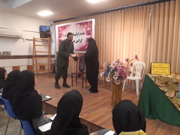 گرامیداشت هفته نیروی انتظامی در دبیرستان فرزانگان قائمشهر
