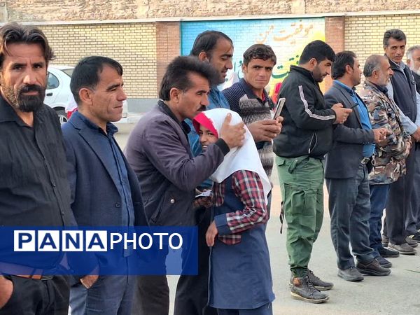 بوسه دختران روستای لالب بر دستان زحمت‌کشیده پدران