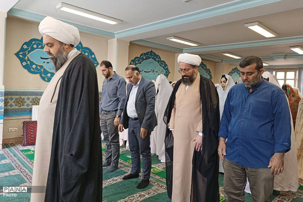 اقامه نماز جماعت در دبیرستان فاطمیه