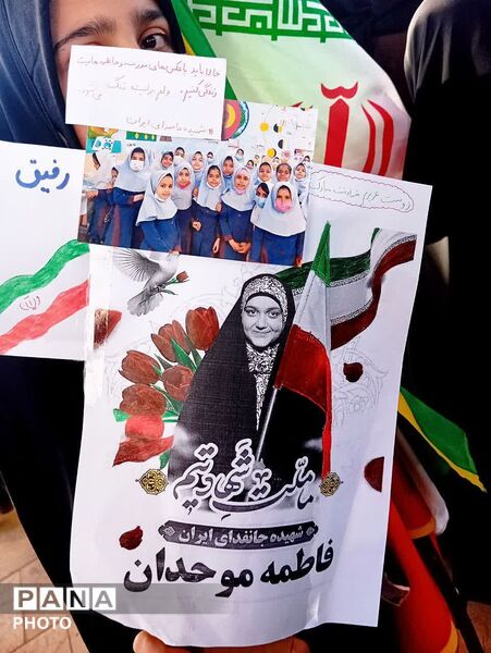 مراسم خاکسپاری شهیده دانش‌آموز «فاطمه موحدان» در یزد