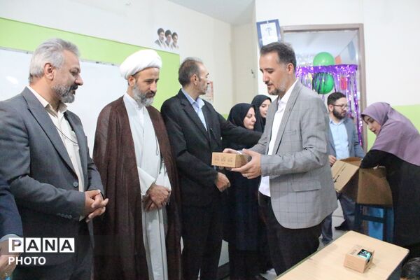 جشن شکوفه‌ها در دبستان کشاورز با استقبال ویژه از کلاس‌اولی‌ها