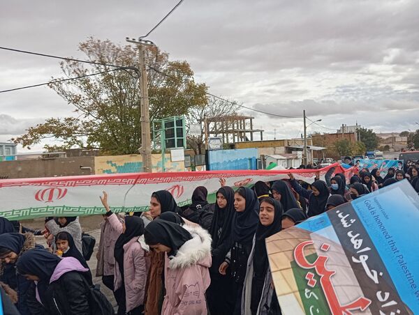 دانش‌آموزان شهر گرماب در راهپیمایی 13 آبان