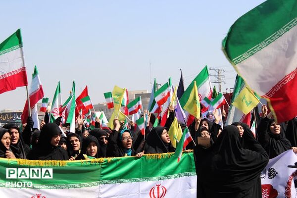 گردهمایی پرشور مردم وفادار و انقلابی چهاردانگه در دفاع از میهن و آرمان های انقلاب