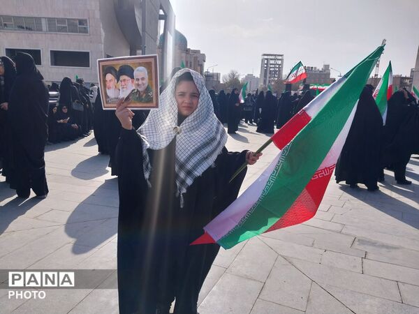 تجمع دانش آموزان و مردم غیور در سوگ رهبر معظم انقلاب در میدان شهدا مشهد مقدس