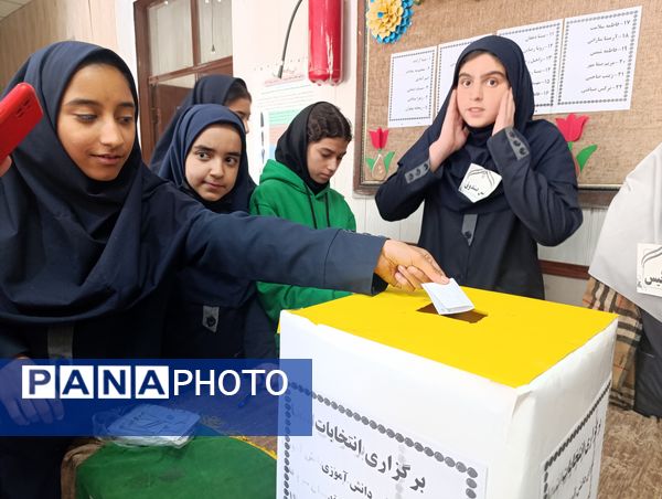 رقابت پرشور دانش آموزان در انتخابات شورای دبیرستان میرزا جعفر سروقد