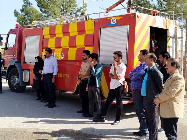 مانور آتش نشانی به مناسبت هفته پدافند غیر عامل در دانشگاه پیام نور کاشمر