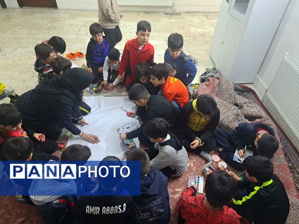 طرح نقاشی گروهی رو پارچه به‌مناسبت روز پرستار در دبستان مبتکران ۳ مشهد