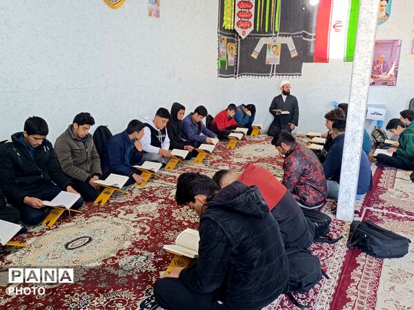 محفل جزء‌خوانی قرآن کریم در دبیرستان پسرانه صدرا ابرکوه