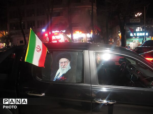 رژه باشکوه خودروها در شهرکرد نماد اتحاد مردم 