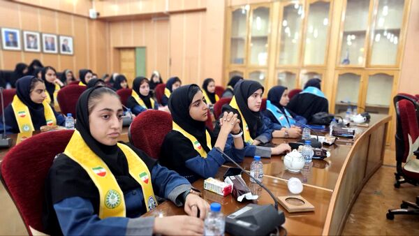 دیدار صمیمی دانش‌آموزان با استاندار کهگیلویه و بویراحمد 