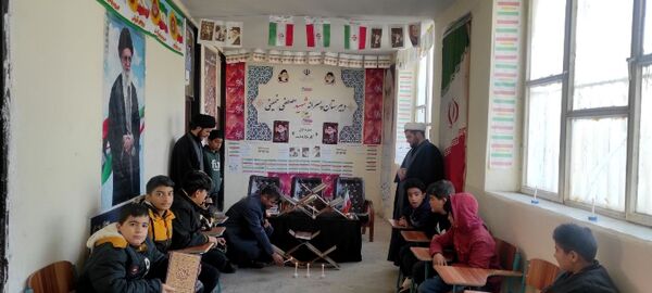 محفل انس با قرآن در دبیرستان شهید مصطفی خمینی اسلام آباد