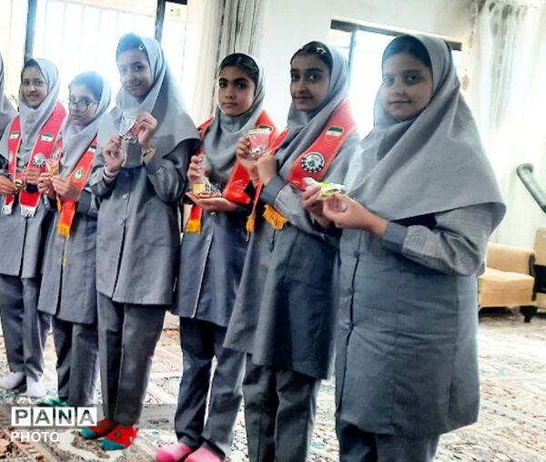 دیدار دانش آموزان پبشتاز آموزشگاه الله وردی ارجمند شهر لایین  با خانواده شهدا