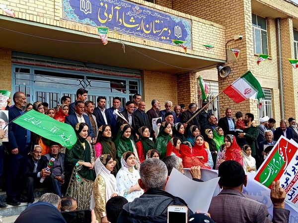 مردم شهرستان خانمیرزا در راهپیمایی ۲۲ بهمن وحدت را به نمایش گذاشتند