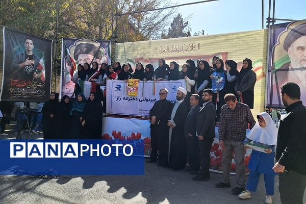 برگزاری راهپیمایی یوم الله ۱۳ آبان با حضور دانش‌آموزان و مسئولین در صفادشت 