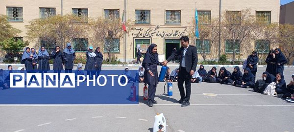 حضور آتش نشان به مناسبت وز آتش نشان و ایمنی در مدرسه نمونه دولتی وکیلی ۱۰