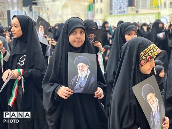 فریادِ ایستادگی از دلِ مرقد امام؛ دانش‌آموزان با سرود باید برخاست پیام مقاومت را ابلاغ کردند