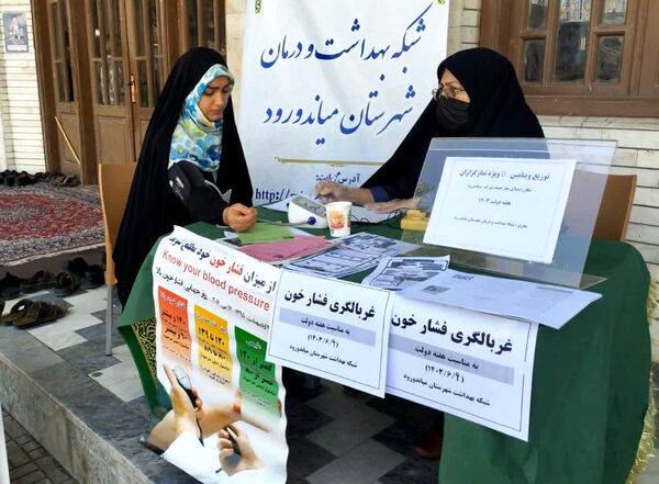 برپایی میز خدمت به‌مناسبت هفته دولت در میاندورود 