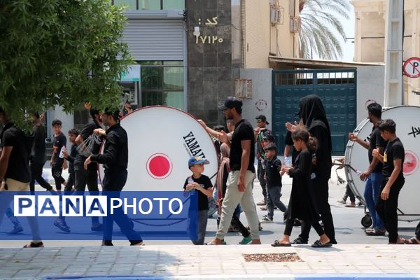 دسته‌روی عزاداران شهرستان بندرخمیر در آیین تاسوعای حسینی