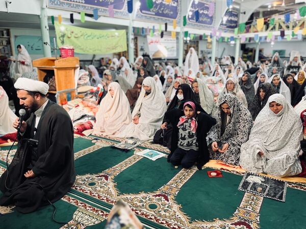 مراسم اعتکاف مادر دختری در مسجد صاحب الزمان آشخانه