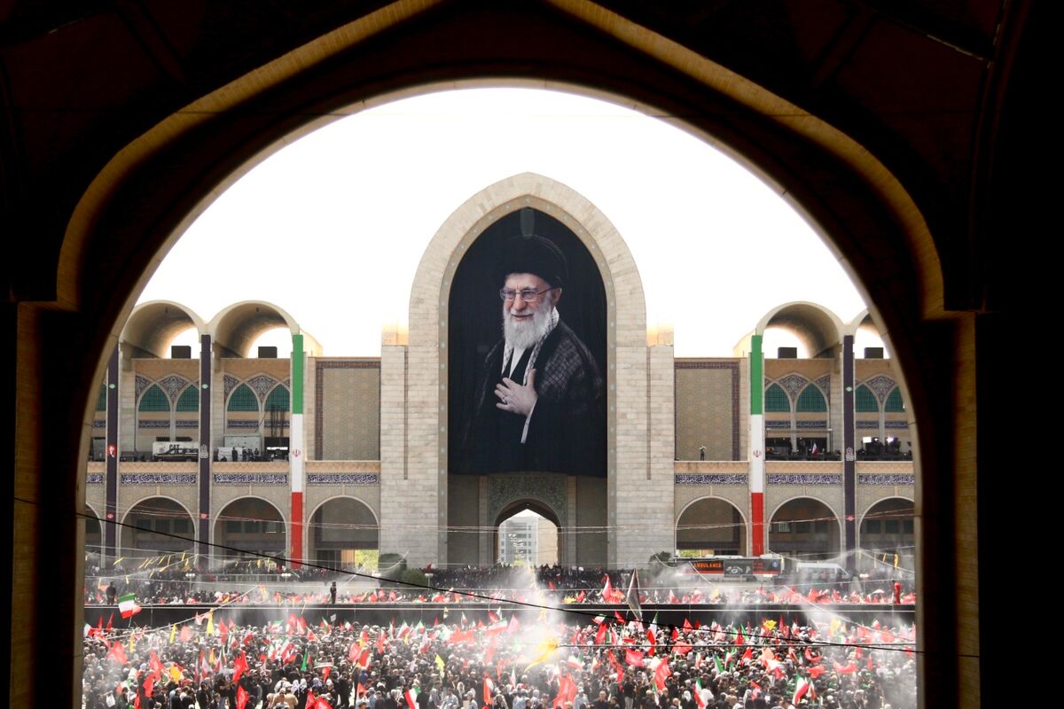امام خامنه‌ای قطب‌نمای حرکت در تلاطم زندگی