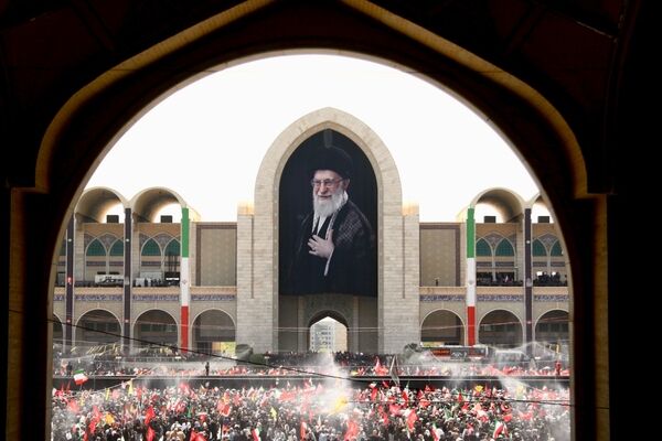 امام خامنه‌ای قطب‌نمای حرکت در تلاطم زندگی